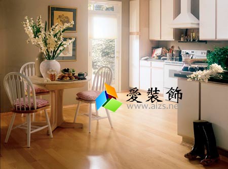 地板亮滑光鲜全靠日常勤保养