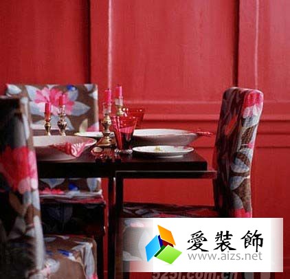 红色餐厅墙面+大花布艺座套